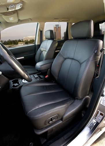 2007 Mitsubishi Endeavor SE.