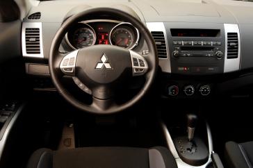 2008 Mitsubishi Outlander ES.