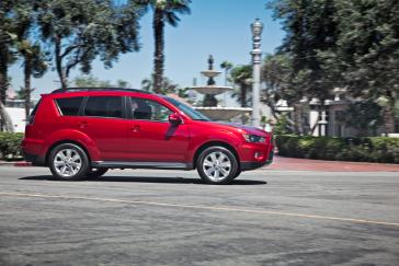 2012 Mitsubishi Outlander SE.